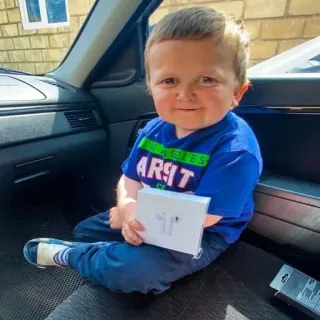 🎧 Hasbulla Magomedov enfant, voiture, airpods, sourire, hasbulla telegram sticker