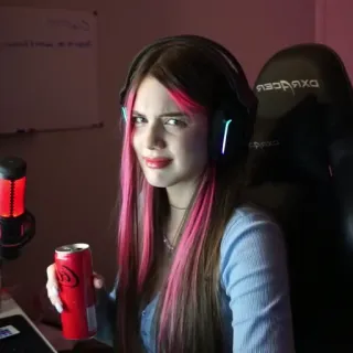 🤍 femme, gamer, fille, streamer, casque, cheveux roses, canette whatsapp sticker