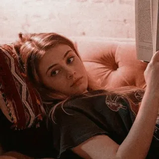 ▪️ donna, leggere, libro, divano, ragazza, tempo libero telegram sticker