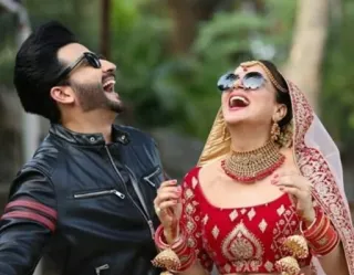 😂 Boda india, Novia, Novio, Celebración, Pareja, Ropa tradicional, Gafas de sol, Felicidad, Alegría telegram sticker