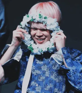 ☁️ pessoa, sorrindo, coroa de flores, retrato, camisa azul, coroa floral, tiara telegram sticker