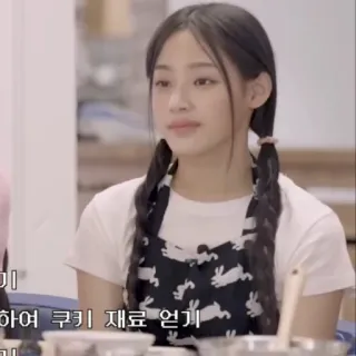 🩰 기
하여 쿠키 재료 얻기 person, apron, cooking, Korean, food telegram sticker