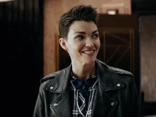 😃 Ruby Rose актриса, знаменитость, портрет, кожаная куртка, человек whatsapp sticker