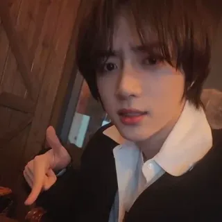 🌟 personne, k-pop, homme, selfie, portrait telegram sticker
