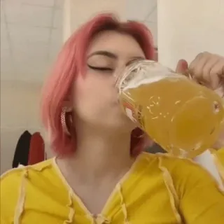 🫠 mulher, bebendo, cerveja, álcool, camisa amarela, cabelo rosa, bebida telegram sticker