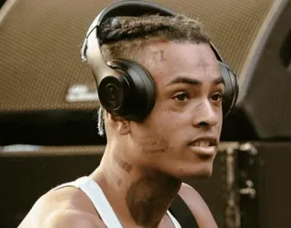 ➖ XXXTentacion XXXTentacion, แร็ปเปอร์, นักดนตรี, หูฟัง, เพลง telegram sticker