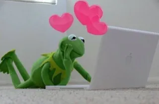 💞 Kermit kermit la grenouille, marionnette, ordinateur portable, coeurs, amour, mignon, mème whatsapp sticker