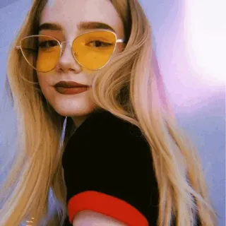 ⚓️ Frau, Mädchen, blonde Haare, gelbe Brille, Porträt, Selfie telegram sticker