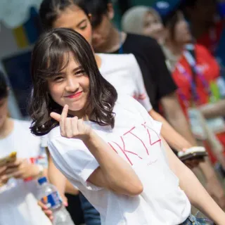 ❤️ KT4 mujer, sonrisa, asiática, corazón con los dedos whatsapp sticker