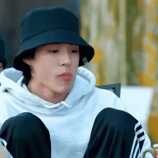 🥰 Personne, Homme, Chapeau, Sweat à capuche, Assis, Décontracté telegram sticker