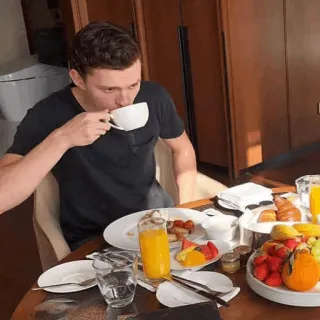 ⚙ Tom Holland actor, celebridad, desayuno, té, comiendo, Tom Holland whatsapp sticker