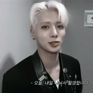 👒 오늘, 내일 나눠서 촬영합니다 человек, мужчина, портрет, корейский, знаменитость, певец telegram sticker