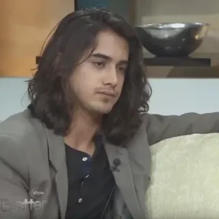 🌶 Better entrevista, persona, retrato, hombre, pelo largo, sofá, estudio telegram sticker