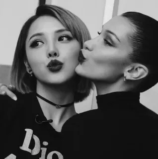 🌚 Dio amistad, beso, retrato, mujeres, celebridades telegram sticker