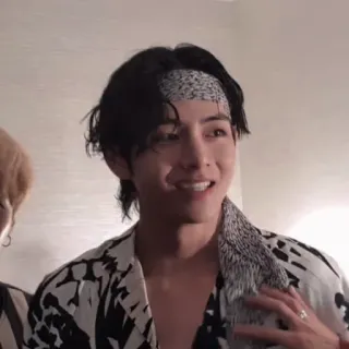 🤣 V V, BTS, K-Pop, Корейский, Певец, Знаменитость, Бандана telegram sticker