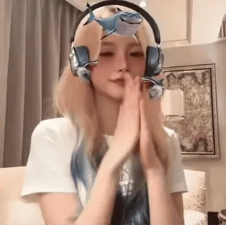 🥭 wanita, headphone, hiu, potret, filter, dalam ruangan, dewasa muda, orang telegram sticker