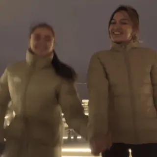 👭 donne, amici, inverno, outdoor, città telegram sticker