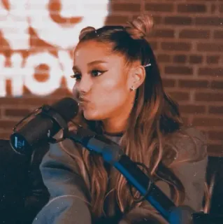 🌃 Ariana Grande นักร้อง, ป็อปสตาร์, คนดัง, ผู้หญิง, ไมโครโฟน, พอดแคสต์ telegram sticker