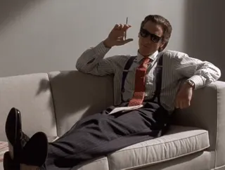 🙂 Patrick Bateman American Psycho Патрик Бэйтмен, Американский психопат, бизнес, курение, солнцезащитные очки, персонаж, фильм whatsapp sticker
