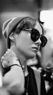 ☠ J-Hope J-Hope, BTS, K-pop, Música, Gafas de sol, Gorro whatsapp sticker