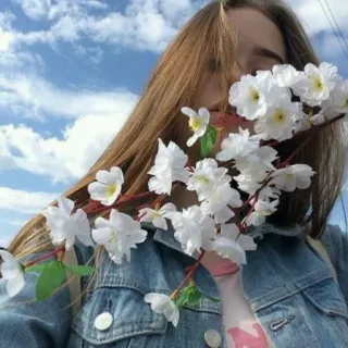 🌹 donna, fiori, ritratto, giacca di jeans, capelli lunghi, cielo, nuvole telegram sticker