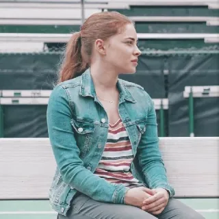 🦄 donna, seduta, giacca di jeans, coda di cavallo, ritratto, abbigliamento casual telegram sticker