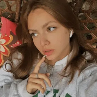 🥥 femme, fille, portrait, écouteurs, intérieur, selfie telegram sticker