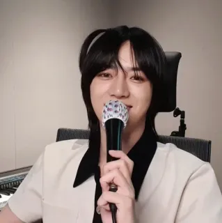 🧋 personne, microphone, portrait, chant, k-pop, divertissement telegram sticker