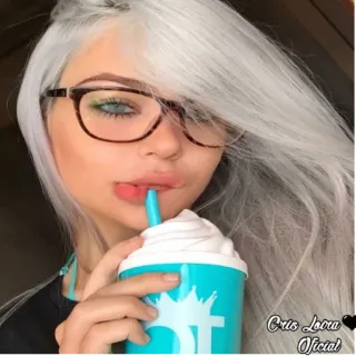 🌝 Cris Loora Oficial Frau, Mädchen, blonde Haare, Brille, Getränk, Tasse, Porträt telegram sticker