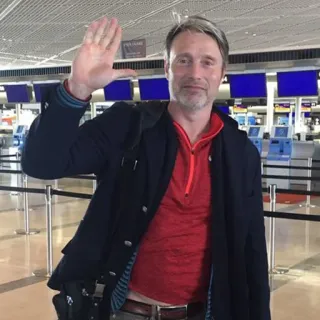 👋 Mads Mikkelsen 俳優, 男性, 空港, 手を振る, 有名人 telegram sticker