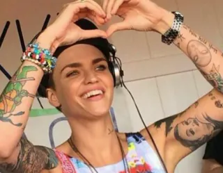 ❤ Ruby Rose persona, actriz, auriculares, sonrisa, retrato, tatuaje whatsapp sticker