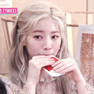 🥮 TWICE donna, K-pop, intrattenimento, ritratto, musica telegram sticker