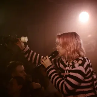 🌹 woman, microphone, singer, rose, concert telegram sticker
