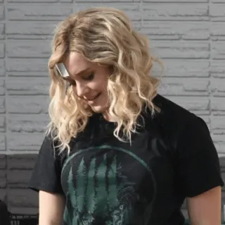 🍇 vrouw, krullend haar, blond, t-shirt, persoon, vrouwelijk telegram sticker