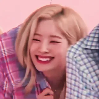 🥮 persona, ridere, sorridere, bionda, felice, kpop, donna, donna telegram sticker