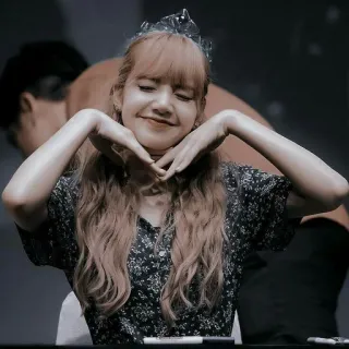 😊 Lisa ลิซ่า, K-Pop, แบล็กพิงก์, นักร้อง, มงกุฎ telegram sticker