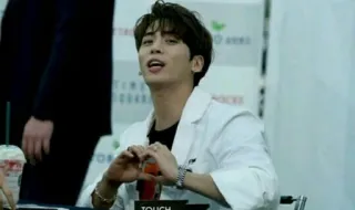 ❤️ TOUCH kpop, idol, herz, fingerherz, lächeln, geste whatsapp sticker