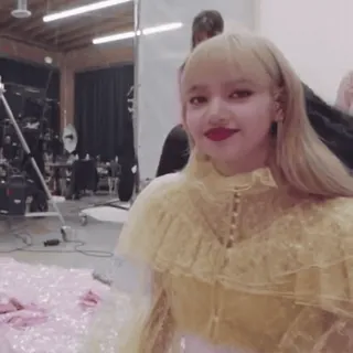 🐕 Lisa Lisa, K-pop, piosenkarka, idol, żółta sukienka, blond włosy telegram sticker