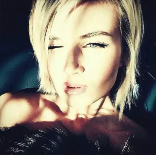 😉 mujer, retrato, selfie, guiño, pelo rubio, belleza, moda telegram sticker