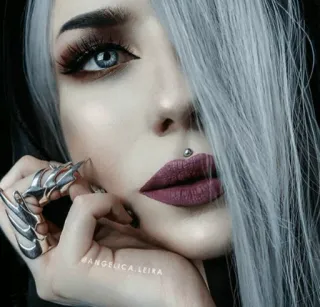 🔮 @ANGELICA.LEIRA wanita, makeup, rambut perak, kecantikan, gothic, cosplay whatsapp sticker