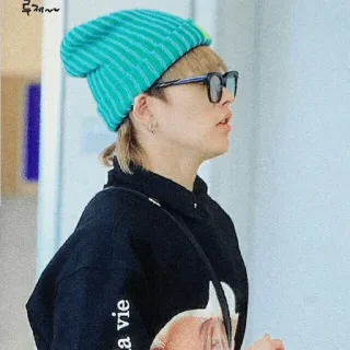 📎 la vie pria, kupluk, kacamata hitam, hoodie, potret telegram sticker
