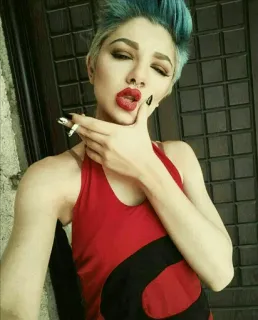 🚬 donna, sigaretta, ritratto, fumo, rossetto rosso, capelli blu telegram sticker