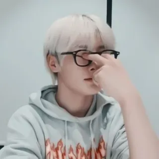 📦 persona, gafas, pelo blanco, sudadera, llamas telegram sticker