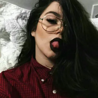 😜 mulher, retrato, óculos, batom preto, língua, camisa vermelha telegram sticker