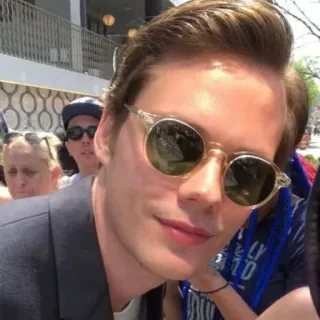 🔗 Bill Skarsgård актер, портрет, знаменитость, солнцезащитные очки, Билл Скарсгард telegram sticker