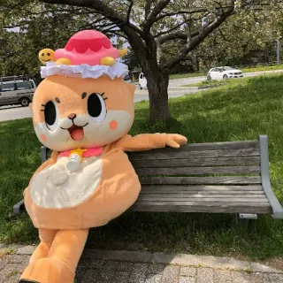 🐻 mascotte, kawaii, mignon, orange, personnage, banc, parc telegram sticker