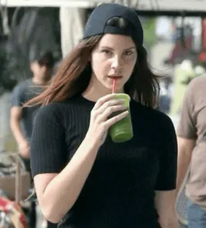 😕 mulher, chapéu, bebida verde, smoothie, Lana Del Rey telegram sticker
