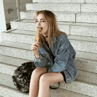 🐼 Frau, Mädchen, Treppe, Jeansjacke, Eis, Porträt, Casual, Teenager telegram sticker