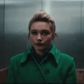 😐 Yelena Belova Hawkeye mujer, abrigo verde, ascensor, Marvel, Florence Pugh, personaje, Yelena, rubia whatsapp sticker