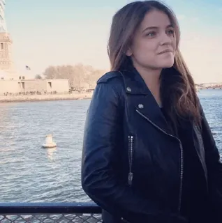 🌩 femme, veste en cuir, portrait, extérieur, paysage urbain, rivière, voyage whatsapp sticker